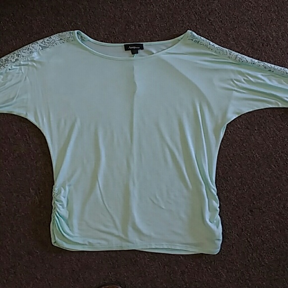 Ladies top - Picture 2 of 5